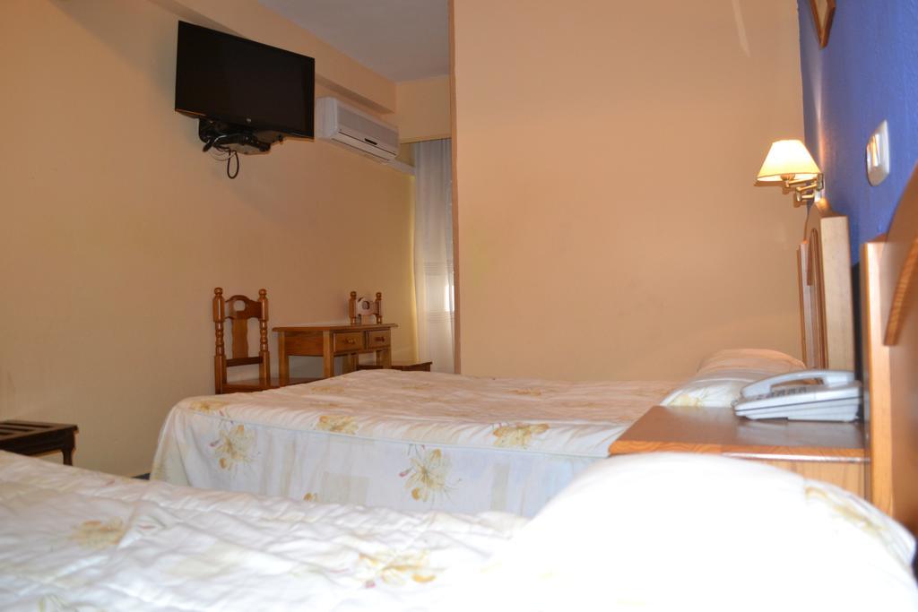 Hostal Al-Qazeres Caces Oda fotoğraf