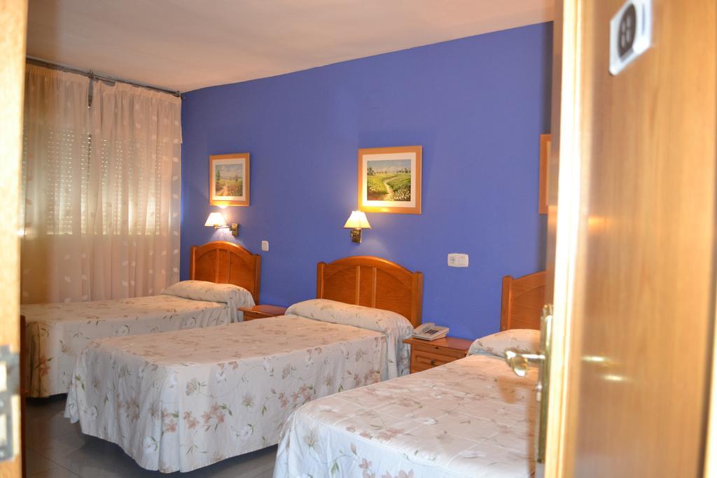 Hostal Al-Qazeres Caces Oda fotoğraf