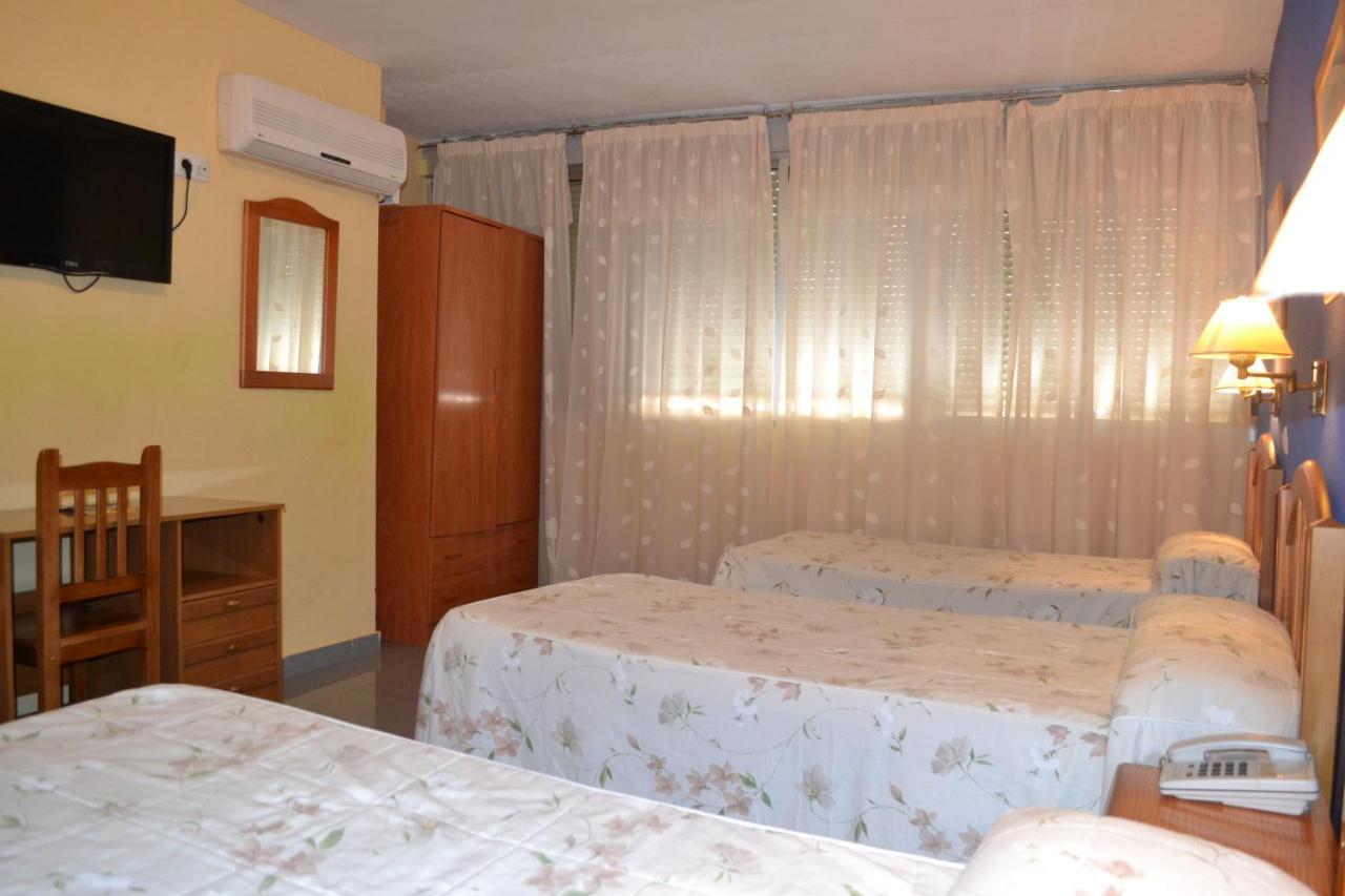 Hostal Al-Qazeres Caces Dış mekan fotoğraf